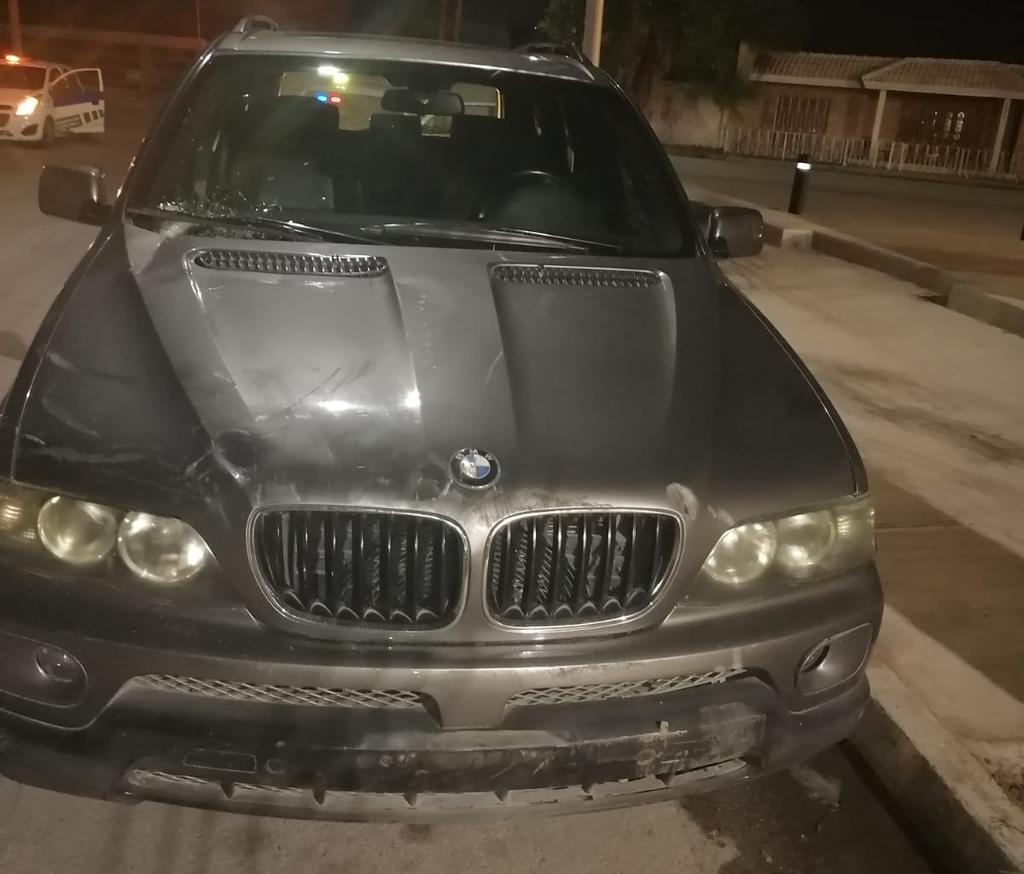 Un conductor abandonó su vehículo tras derribar dos postes de madera y provocar daños a un domicilio en la colonia Torreón Jardín. (EL SIGLO DE TORREÓN)