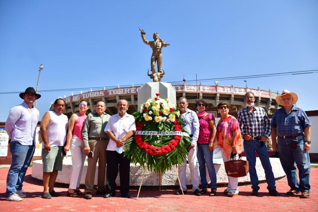  Tal y como se ha vuelto una costumbre, los taurinos laguneros que recuerdan y honran la memoria del fenomenal matador Valente Arellano, realizaron este domingo la Guardia de Honor en su estatua, ubicada en lo alto de la rotonda frente a la Plaza de Toros Torreón.