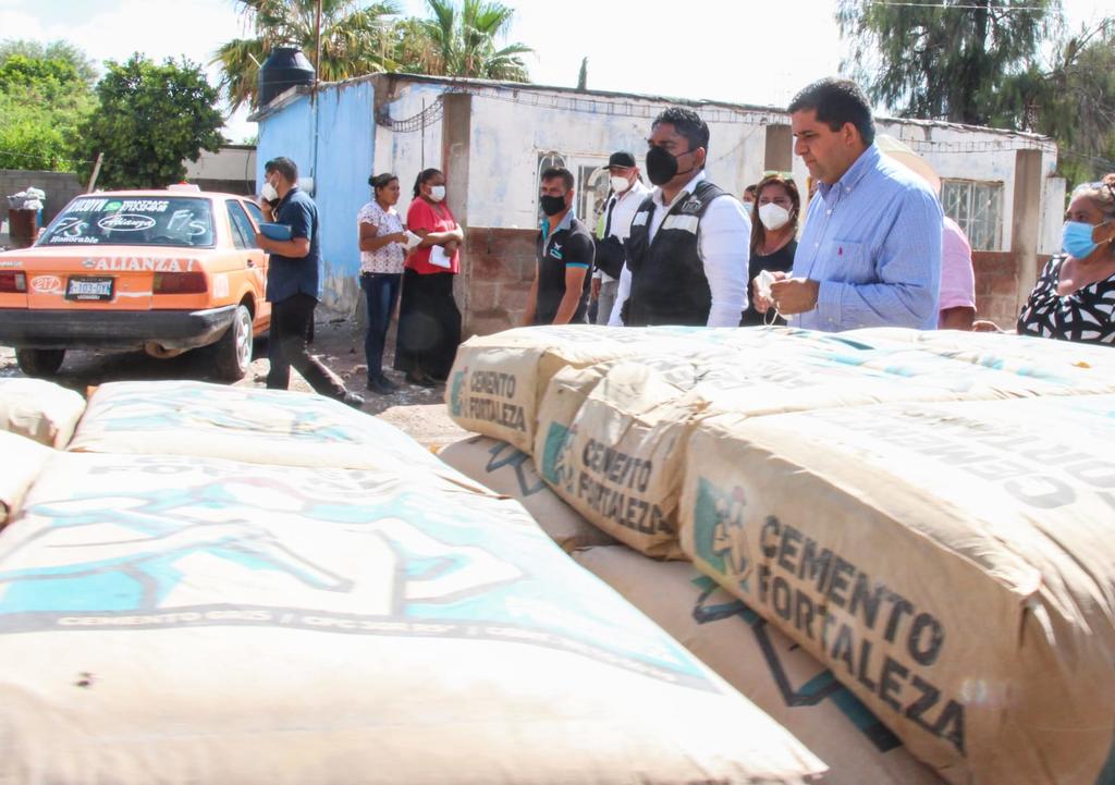 El Ayuntamiento de Lerdo, a través del programa 'Material de Construcción Subsidiado' entregó 3 mil 200 bultos de cemento para todo el corredor del ejido La Luz, mismo que resultó severamente afectado por las lluvias la semana pasada. También entregó el material en otras 5 comunidades. (ARCHIVO) 
