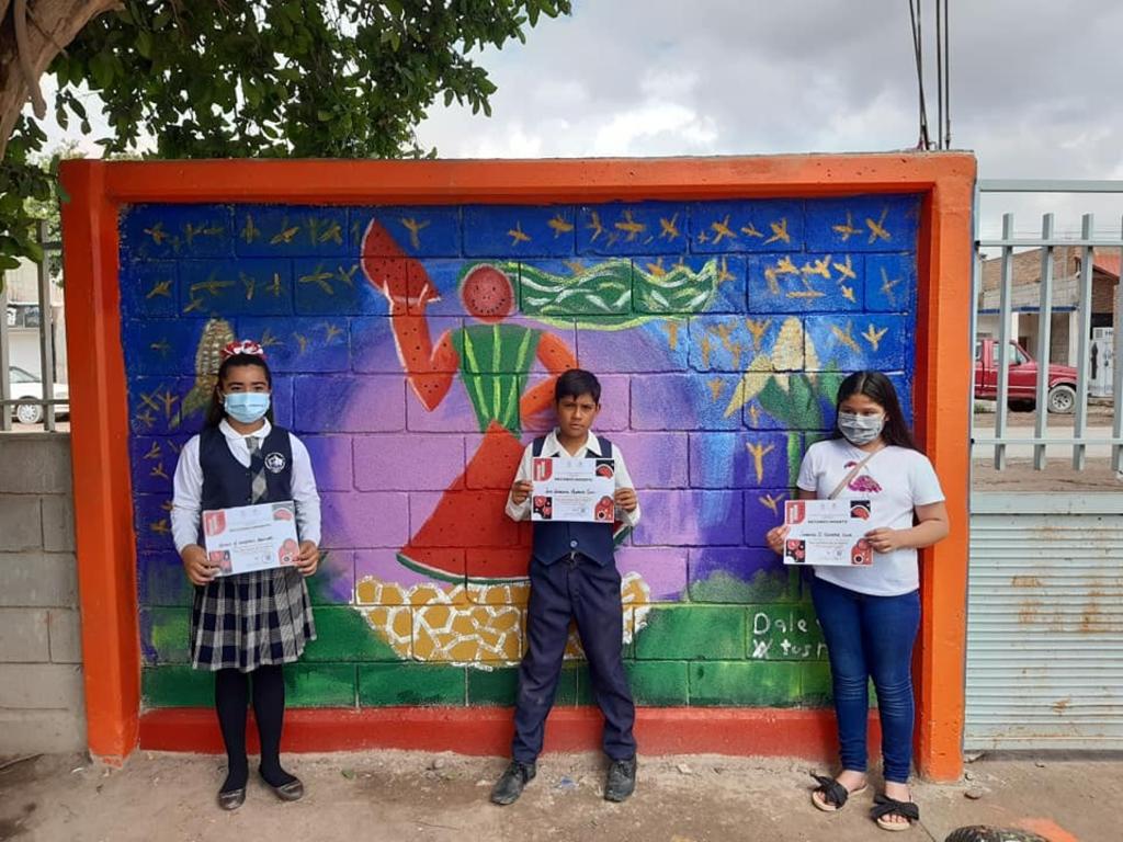 Jóvenes del ejido La Esmeralda realizaron un mural en la escuela primaria de esa localidad de Gómez Palacio (CORTESÍA).