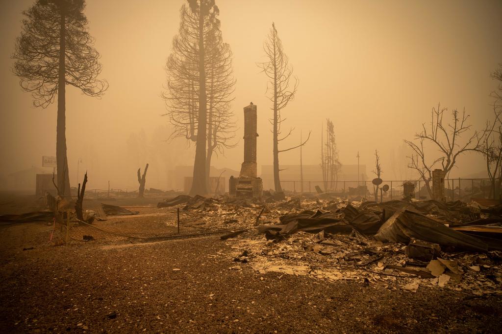 El mayor de las decenas de incendios forestales activos en el estado de California (oeste de Estados Unidos) ya ha quemado casi 200,000 hectáreas y los bomberos apenas han logrado avances en su contención durante las últimas horas. (ARCHIVO) 