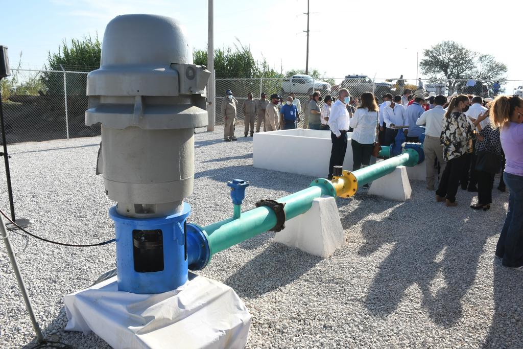 Autoridades estatales entregaron este lunes una nueva fuente de extracción de agua potable en el ejido La Concha, en el municipio de Torreón, se trata de un pozo que beneficiará al menos a 15 mil personas del poblado con agua apta para el consumo humano. (FERNANDO COMPEÁN)