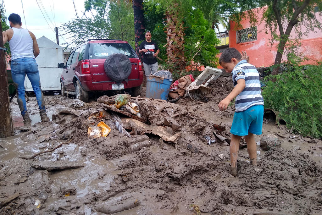 El alcalde de Torreón, Jorge Zermeño, llamó hoy lunes a los vecinos de colonias como José R. Mijares y Polvorera a evitar obstruir el canal de desagüe pluvial en el sector, esto para evitar episodios como el ocurrido la semana pasada cuando las lluvias generaron un desborde ante el bloqueo del propio canal con desechos, vehículos y escombros. (ARCHIVO)