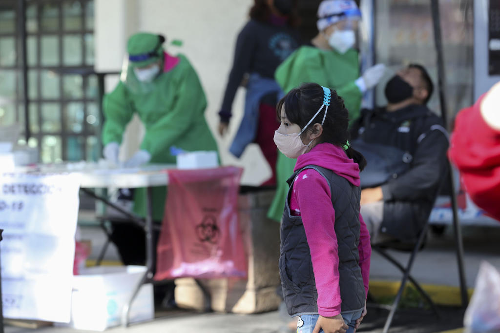 La Secretaría de Salud de México informó este lunes de 6,513 nuevos contagios confirmados de la COVID-19, para totalizar 2,978,330 casos, además de 270 nuevas muertes para alcanzar 244,690, en medio de la tercera ola de la pandemia en el país. (ARCHIVO)