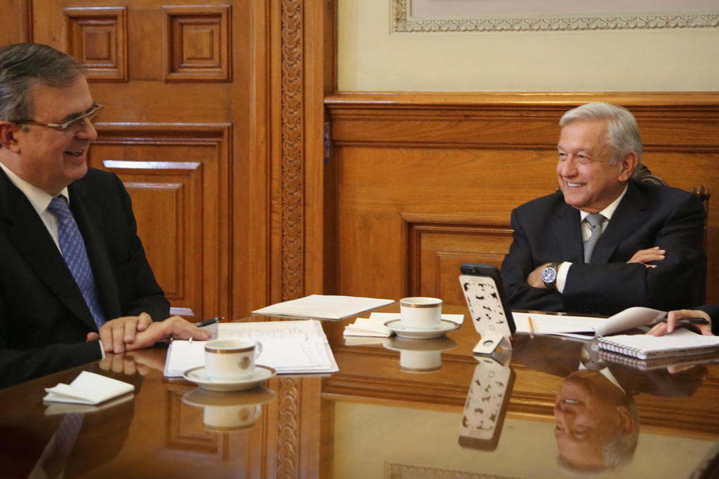 Al calificar la conversación de 'cordial', el mandatario señaló que 'en buenos términos se trató el asunto migratorio, la completa apertura de la frontera para reactivar nuestras economías y continuar con la mutua cooperación para enfrentar la pandemia de COVID-19'.

(TWITTER)