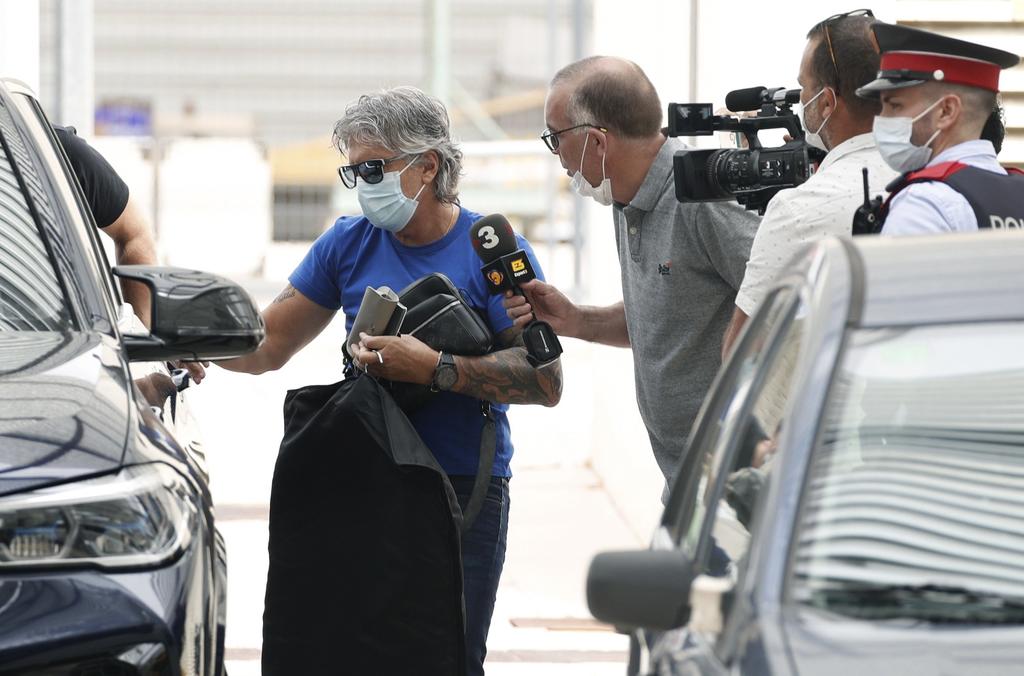A su llegada al aeropuerto de El Prat, Jorge Messi contestó con un lacónico 'sí', cuando una periodista de Atresmedia la preguntó si su hijo iba a fichar hoy por el conjunto parisino. (EFE)
