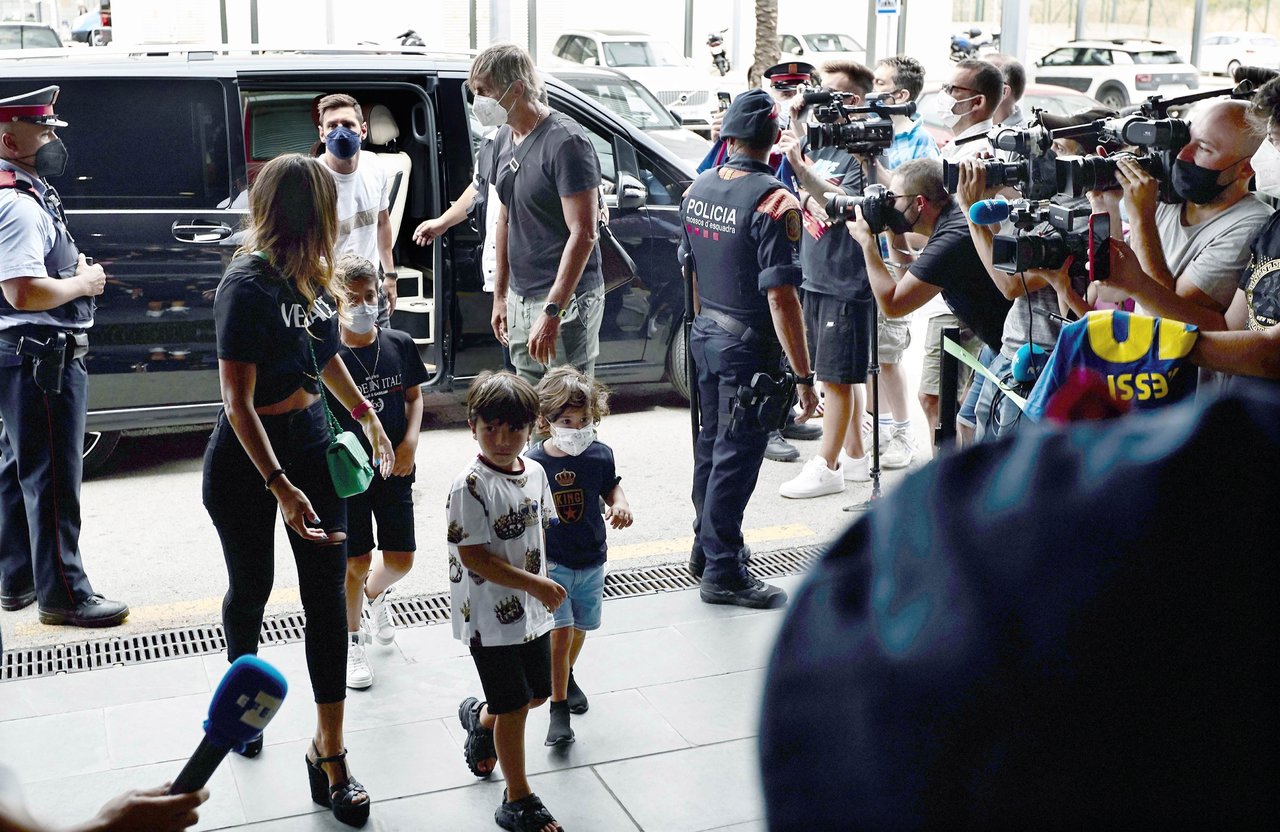 Messi vuela junto a su familia rumbo a París para firmar con el PSG