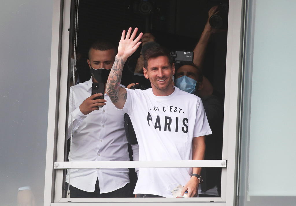 El delantero argentino Leo Messi aterrizó este martes en París para firmar su contrato con el París Saint-Germain (PSG) una vez supere el reconocimiento médico pertinente. (EFE)