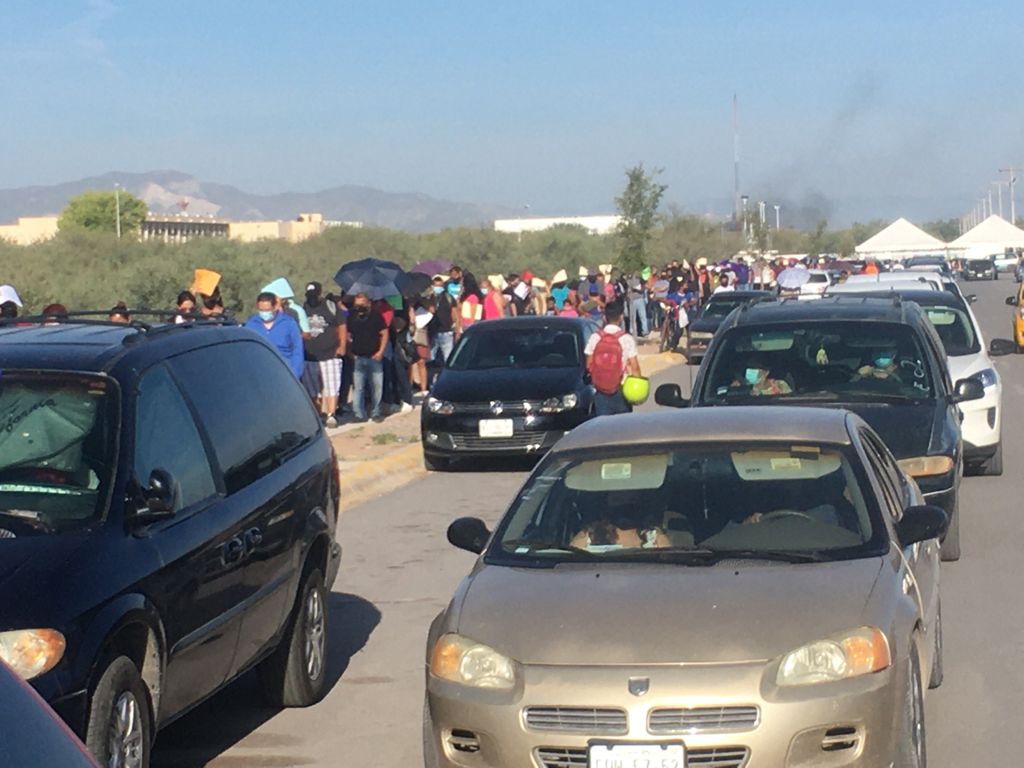 Las hileras se hicieron desde el bulevar Dr. y Gral. José María Rodríguez hasta doblar en la calle Manuel Segovia Arredondo. Sobre la carretera Torreón-Matamoros, la fila de vehículos llegó hasta el Campo Militar.

(FERNANDO COMPEÁN)