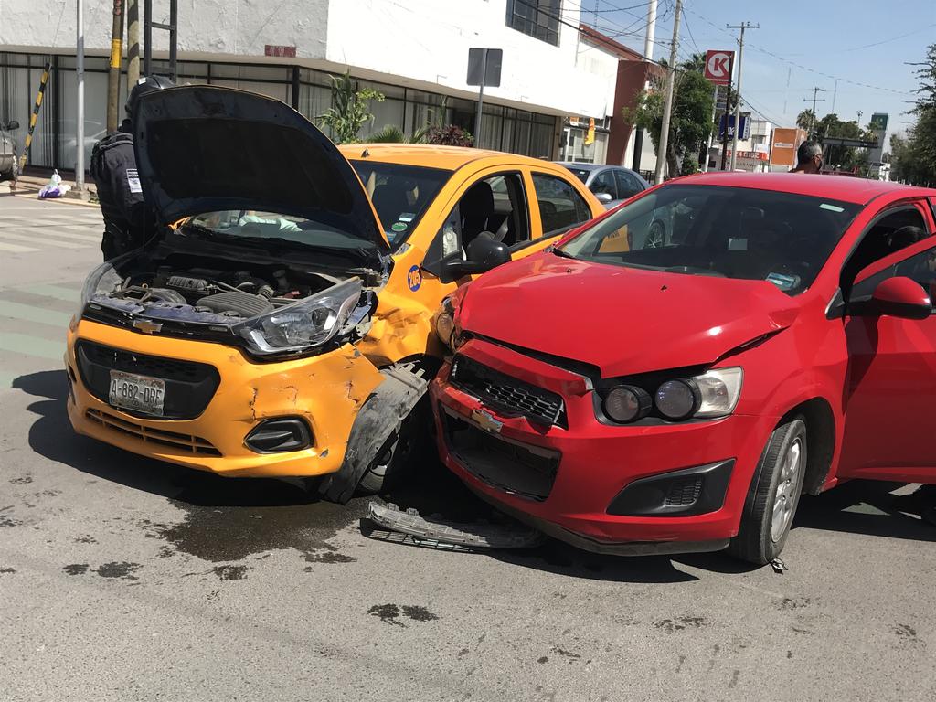 Una persona lesionada y daños materiales de consideración fue el saldo de un accidente vial que se registró al medio día de este martes sobre la calzada Cristóbal Colón de la ciudad de Torreón.
(EL SIGLO DE TORREÓN)