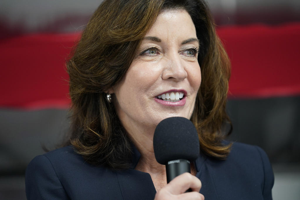 La demócrata Kathy Hochul, actual vicegobernadora de Nueva York, se convertirá en la primera mujer que dirige el estado después de la dimisión anunciada este martes por el gobernador Andrew Cuomo, amenazado con un juicio político tras ser acusado de acoso sexual por varias mujeres. (AP)
