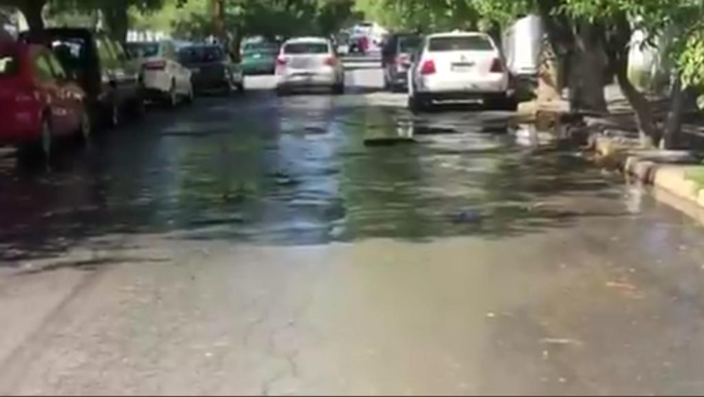 El desbordamiento de esta agua se registró sobre la Avenida Magisterio y David Berlanga, por el taponamiento de los conductos de drenaje.

