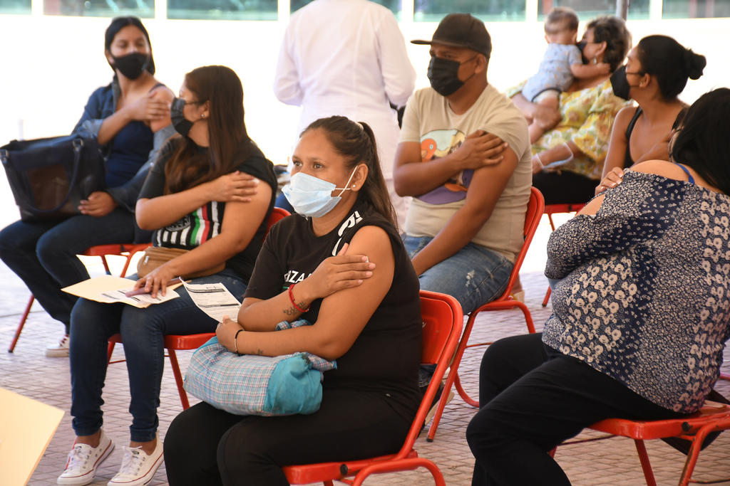 Desde las 23:00 horas de ayer lunes se iniciaron con las acciones de apoyo de parte del Municipio de Torreón hacia la nueva etapa del proceso de vacunación en la población de la ciudad, misma que corresponde a los jóvenes entre los 30 y los 39 años y que arrancó oficialmente la mañana de este martes. (FERNANDO COMPEÁN)