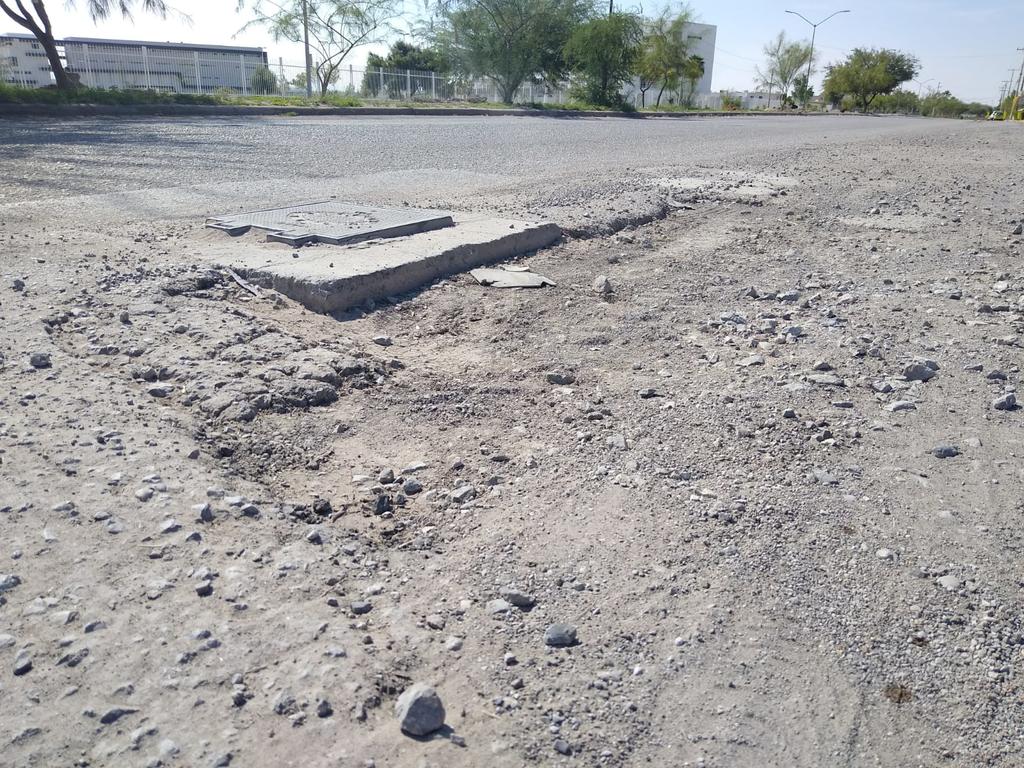 Luego de las lluvias que se presentaron durante días pasados en Torreón regresaron los daños en el pavimento de diversos sectores, especialmente en aquellos en los que se registraron encharcamientos o inundaciones. (ROBERTO ITURRIAGA)