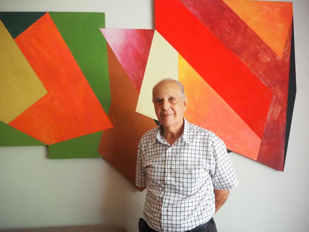 La pasión por el arduo trabajo artístico es algo que caracteriza a la obra de Alonso de Alba Bessonnier (Torreón, 1938). Durante la pandemia, el artista no ha abandonado el ejercicio creativo ni un sólo día, por eso la producción de sus cuadros madí ha sido vasta. (ARCHIVO) 
