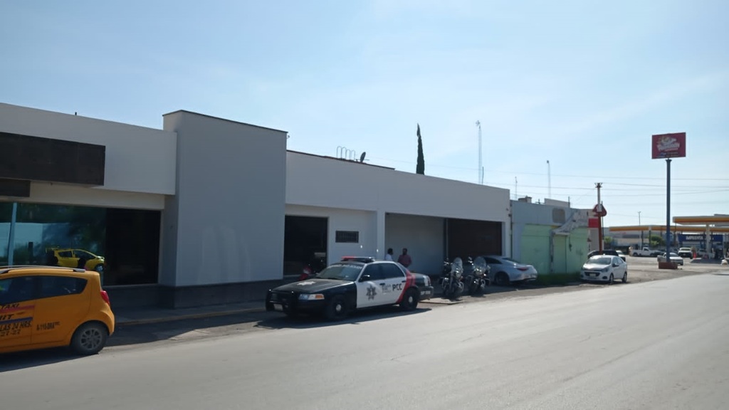 Elementos de la Policía Civil de Coahuila acudieron al lugar para asegurar a dos personas.