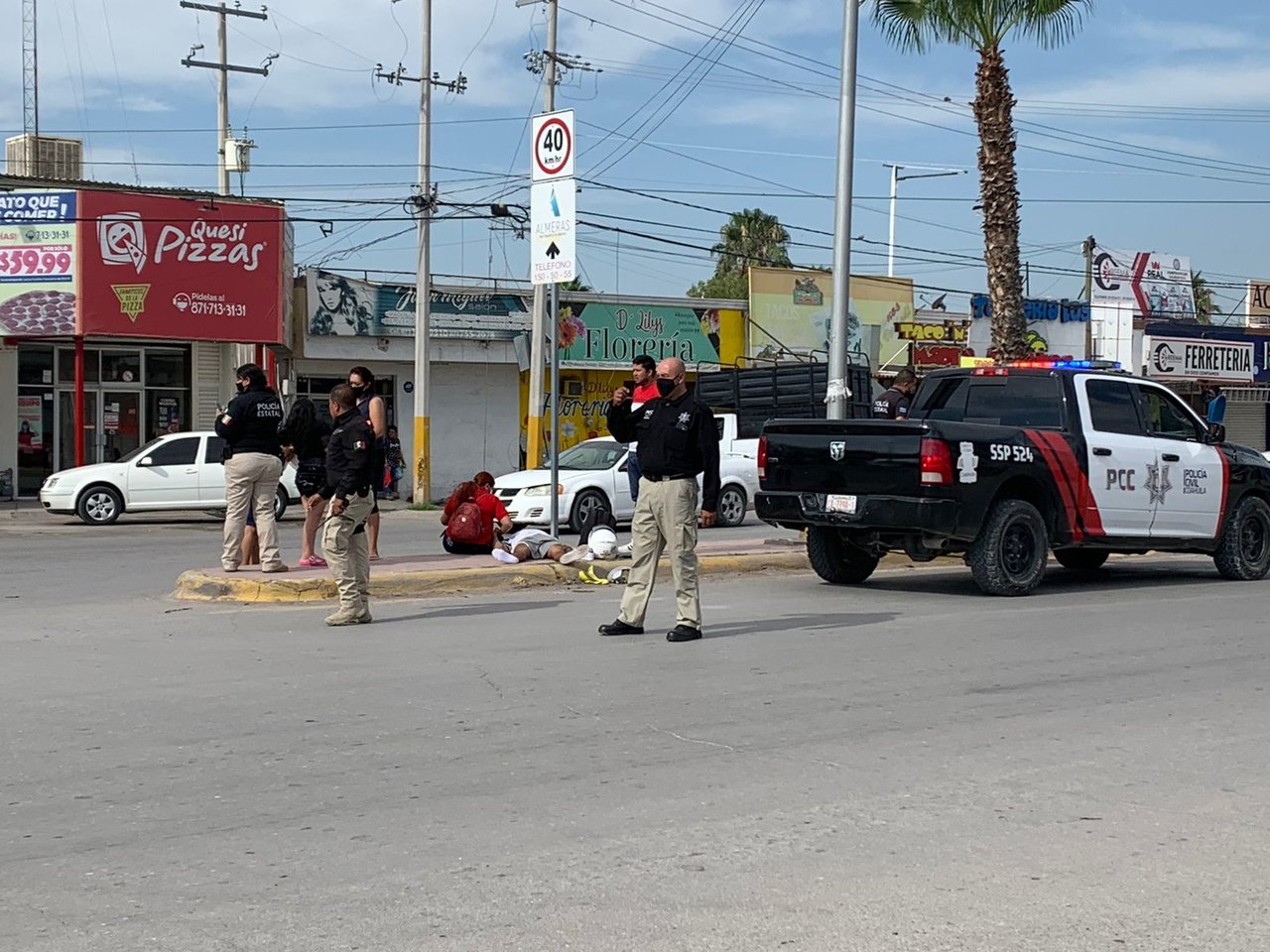 Conductora arrolla a motociclista frente a plaza comercial de Torreón