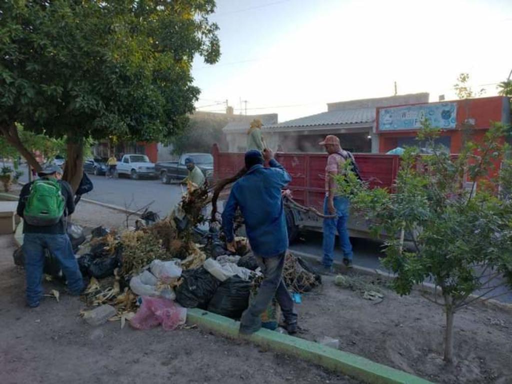 El departamento de Parques y Jardines de Lerdo, realizó trabajos de mantenimiento sobre la avenida Coahuila y a lo largo de la acequia que se ubica sobre esta vialidad al oriente de la ciudad. (ARCHIVO) 
