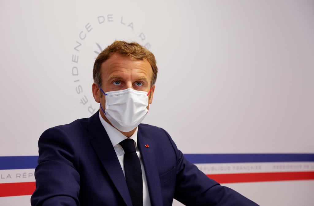 El presidente francés Emmanuel Macron advirtió el miércoles que la crisis del virus “no quedó atras” después de asistir a una reunión oficial enfocada en la pandemia del COVID-19. (EFE) 