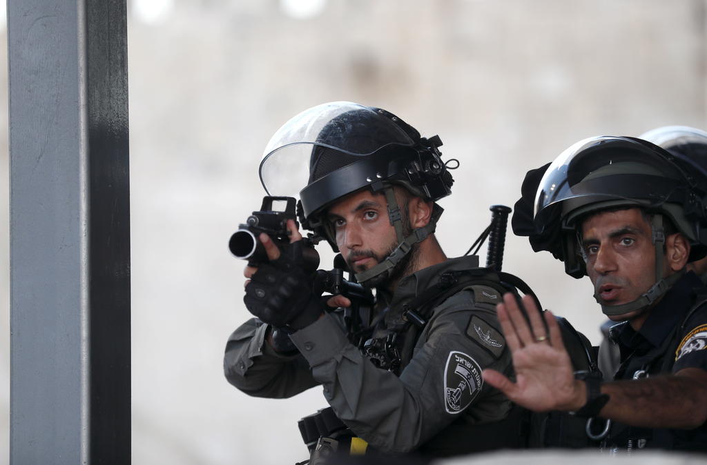 Israel informó el miércoles que arrestó a más de 40 sospechosos en una serie de redadas policiales a lo largo y ancho del país, en lo que representa el lanzamiento de un nuevo plan para combatir la delincuencia en las comunidades árabes. (ARCHIVO) 
