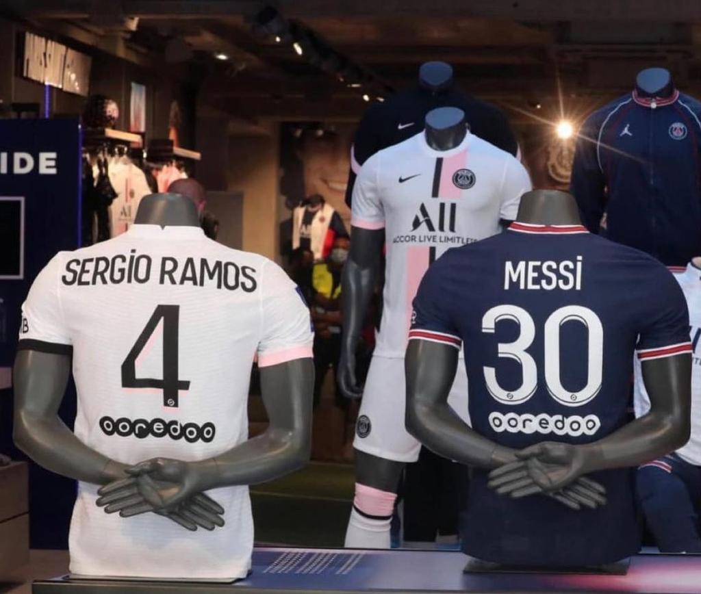 Sergio Ramos, exjugador del Real Madrid, dio la bienvenida a Leo Messi, antiguo rival en el Barcelona. Ambos son nuevos compañeros en el París Saint-Germain (PSG): 'Quién nos lo iba a decir, ¿verdad?', dijo en Instagram el defensor español. (ESPECIAL)
