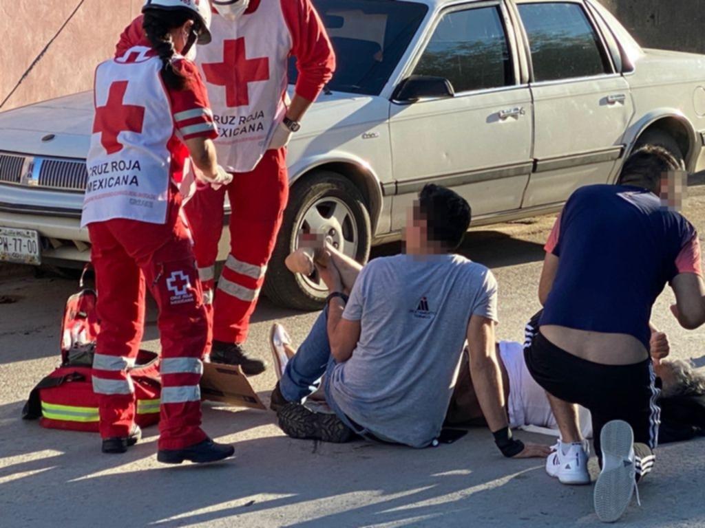 El conductor de un auto compacto se dio a la fuga, luego de atropellar a una mujer de 60 años edad, la cual quedó sobre el pavimento con una fractura expuesta en su pierna izquierda, por lo que fue trasladada por paramédicos de Cruz Roja a un nosocomio de Saltillo. (EL SIGLO DE TORREÓN)