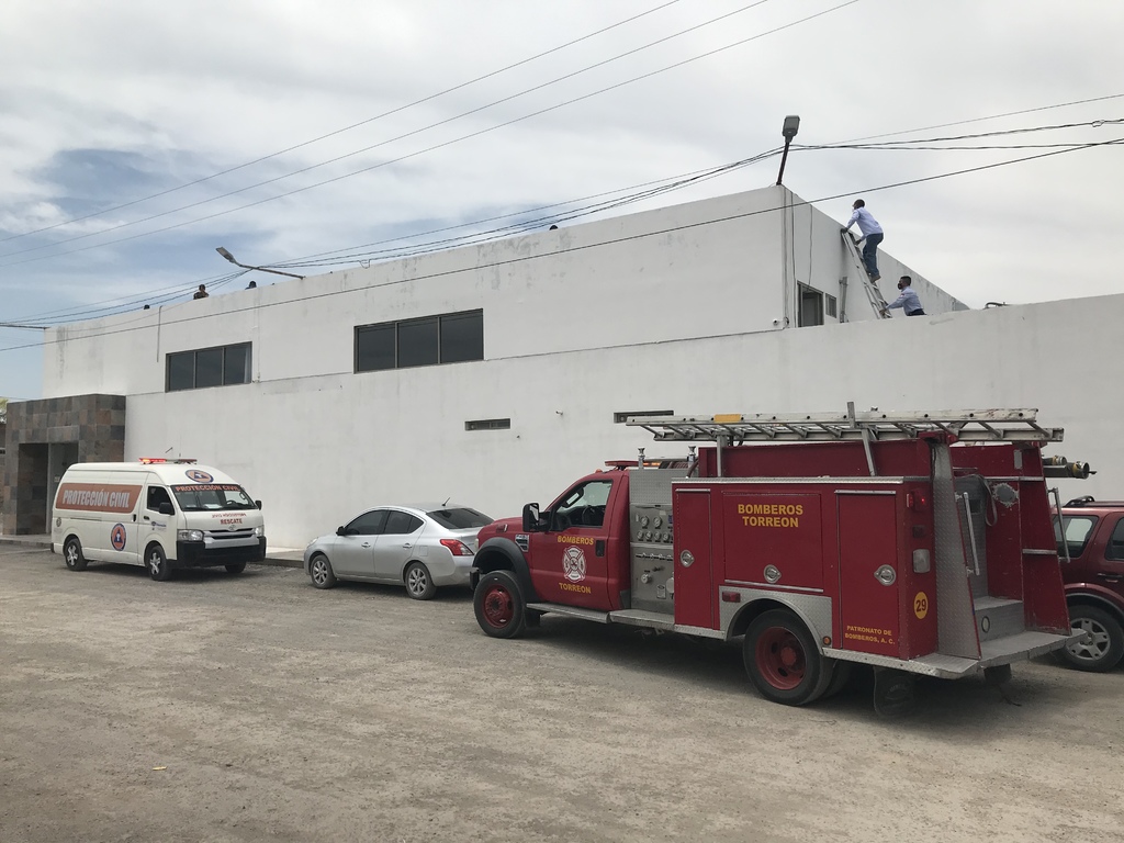 Los rescatistas utilizaron equipo especial para bajar al hombre del techo del centro social donde ocurrió el accidente. (EL SIGLO DE TORREÓN)