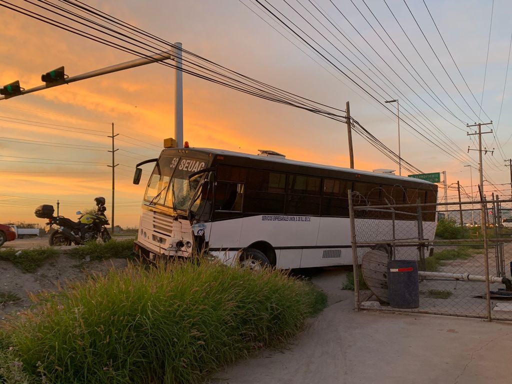 El autobús se impactó con dos camiones y se salió del camino. (EL SIGLO DE TORREÓN)