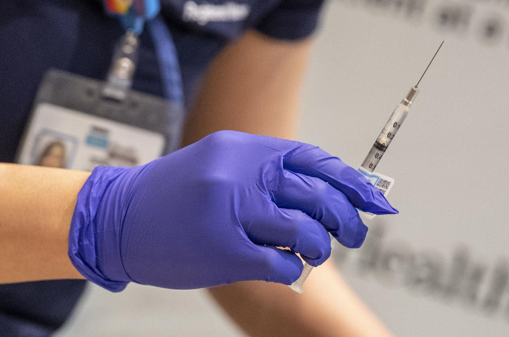 El Departamento de Salud de Estados Unidos va a requerir que los empleados que cuiden o provean servicios a pacientes se vacunen contra el coronavirus, anunciaron funcionarios el jueves. (ARCHIVO) 