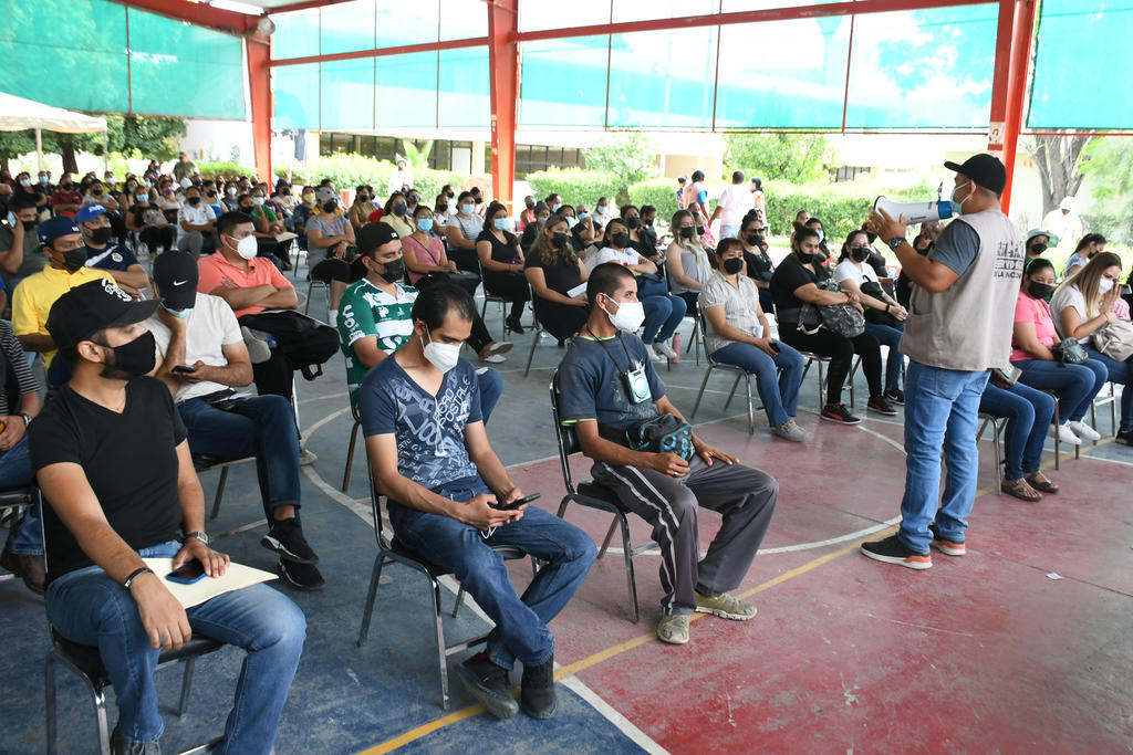 Este jueves se espera aplicar alrededor de 17 mil vacunas en las distintas sedes de Torreón que atienen a la ciudadanía en horario de 8 de la mañana a 2 de la tarde.
(FERNANDO COMPEÁN)