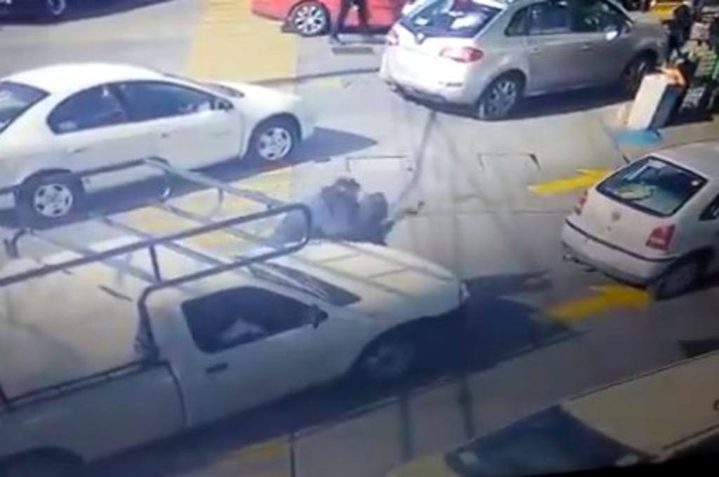 Un joven de 17 años en Ecatepec, Estado de México, fue detenido por las autoridades con varias contusiones en el rostro y cuerpo, después de intentar asaltar a usuario de gasolinera y ser atacado.