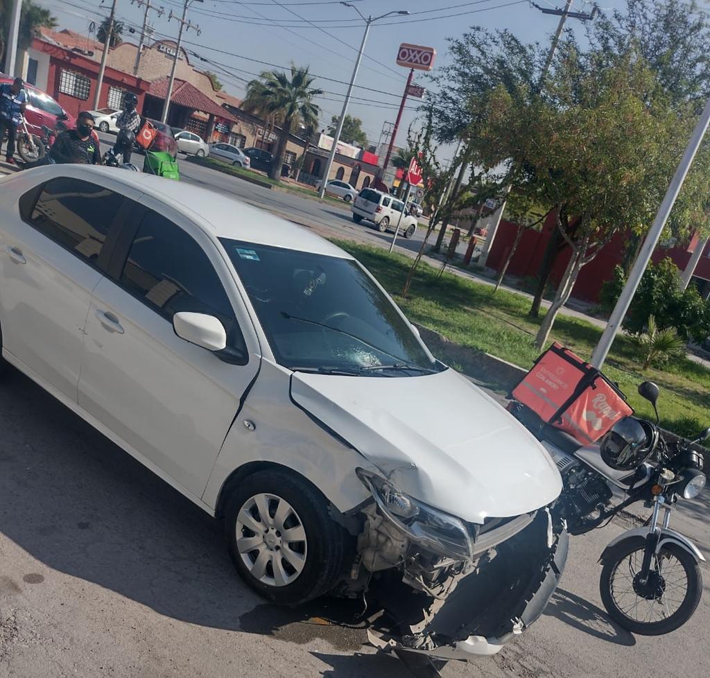 Motociclista repartidor de comida resulta lesionado en accidente frente a  la colonia Lomas del Campestre de Torreón