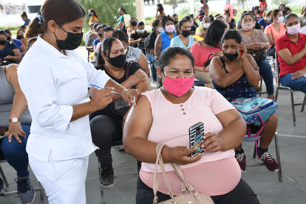 En la Preparatoria Venustiano Carranza (PVC), el personal del sector salud ha vacunado a 7 mil 030 personas y en el antiguo edificio de la Facultad de Ciencias Políticas y Sociales (FCyPS) de la Universidad Autónoma de Coahuila (UAdeC) se ha inmunizado a 5 mil 380 personas.
(ARCHIVO)