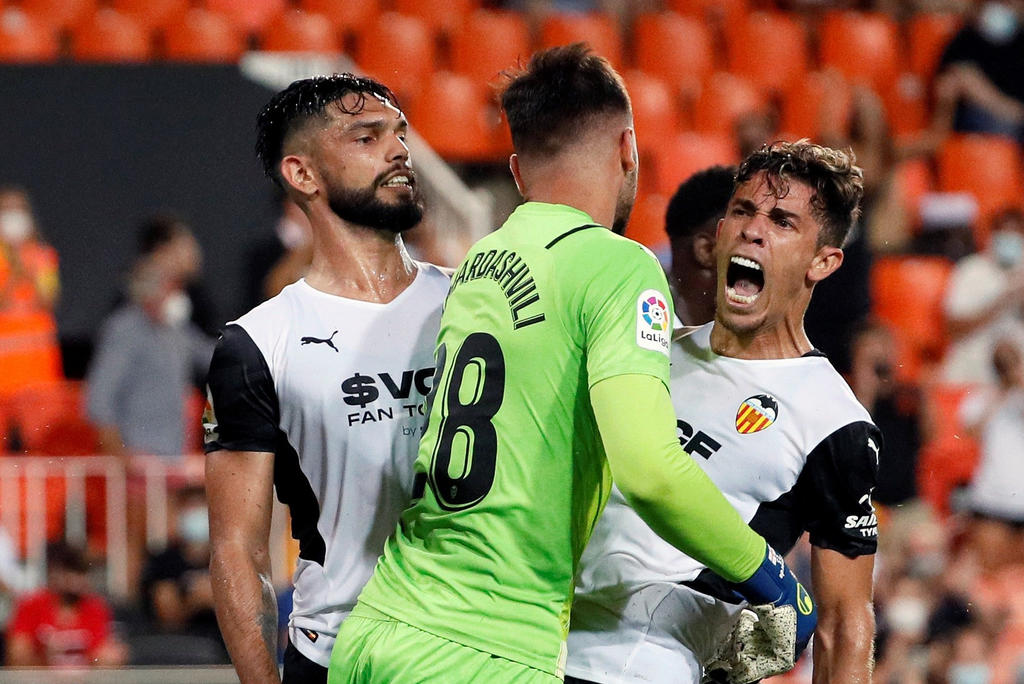  Con público en el graderío, Valencia se sobrepuso a una tarjeta roja mostrada apenas a los tres minutos y superó el viernes 1-0 a Getafe en el encuentro que puso en marcha la temporada de La Liga española.
(ARCHIVO) 