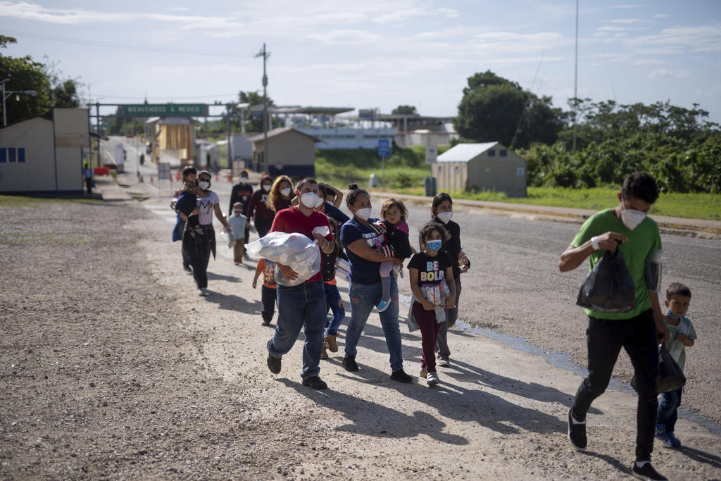 Cientos de migrantes centroamericanos —muchas familias con niños pequeños— expulsados ​​por Estados Unidos en vuelos hacia el sur de México han sido arrojados esta semana a este remoto puesto de avanzada en la jungla en la frontera con Guatemala. (AP)