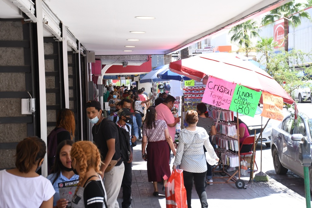 Comerciantes ambulantes ocupan espacios peatonales en el primer cuadro del municipio de Torreón.