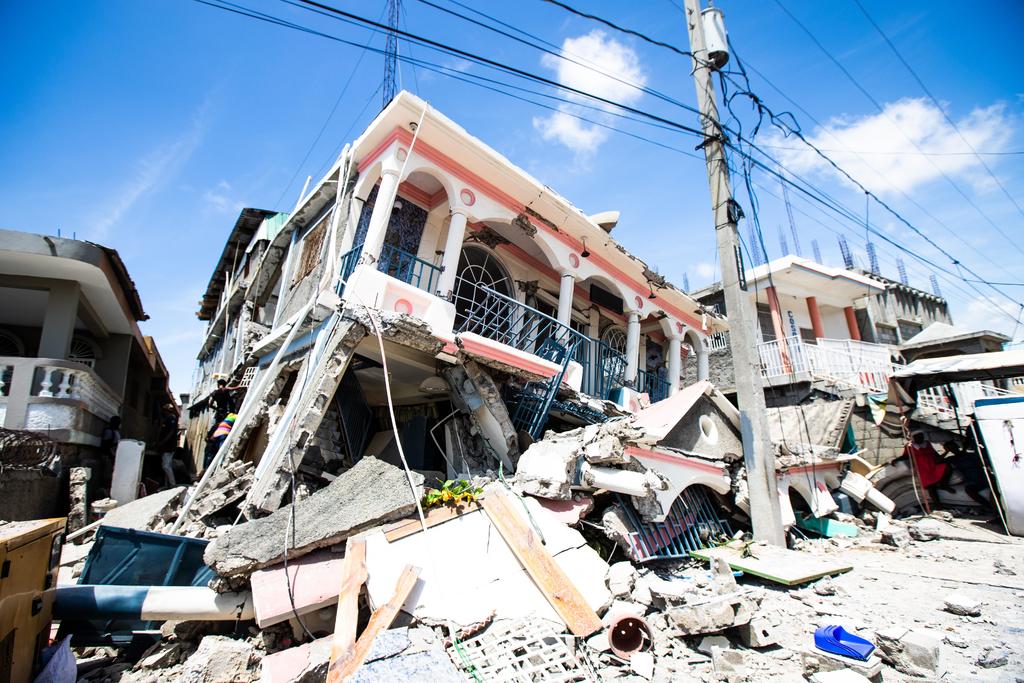 El primer ministro de Haití, Ariel Henry, declaró el estado de emergencia como consecuencia del terremoto que afectó al empobrecido país este sábado y que ha dejado, de momento, 29 muertos y cuantiosos daños materiales.