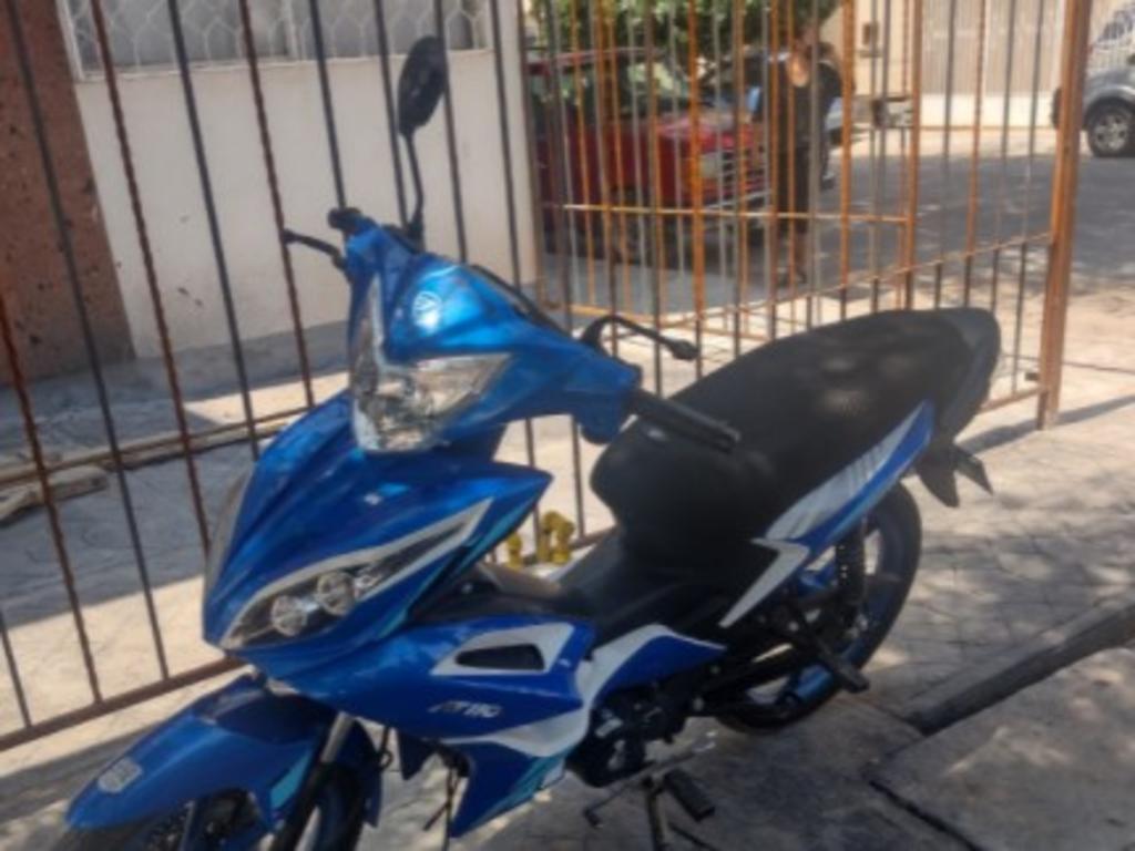 Un joven de 21 años de edad y una menor de apenas 11 años, resultaron lesionados luego de que la motocicleta en la que viajaban se impactó contra un vehículo particular que les cortó la circulación en la colonia La Fuente de la ciudad de Torreón.