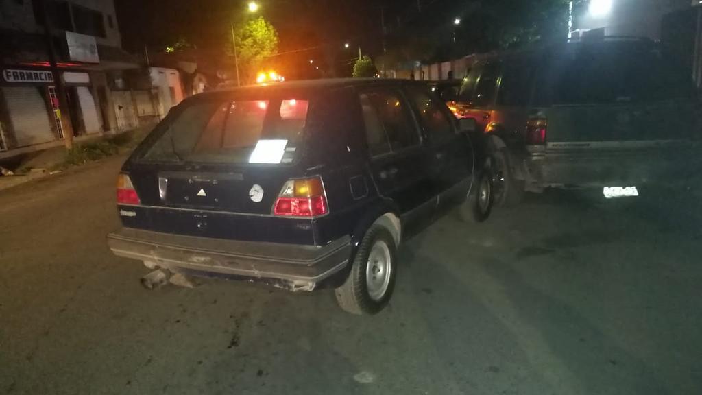 Un conductor en estado de ebriedad provocó daños a cuatro vehículos estacionados frente a las instalaciones del Hospital Infantil Universitario de la ciudad de Torreón. (EL SIGLO DE TORRÉON)