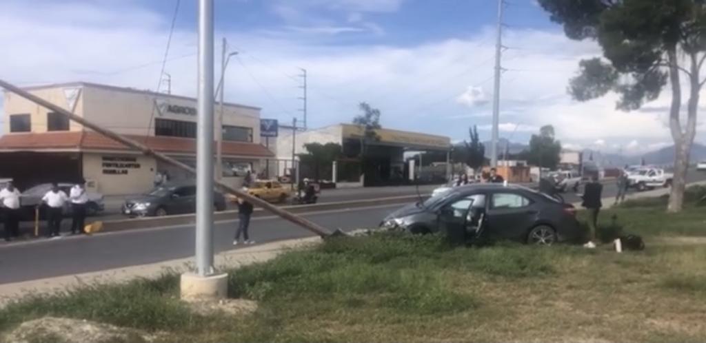 El cansancio venció a la conductora de un vehículo Toyota, quien al dormitar se impactó contra un poste de alumbrado y posteriormente contra un auto compacto en pleno Paseo de la Reforma de la capital del estado.
