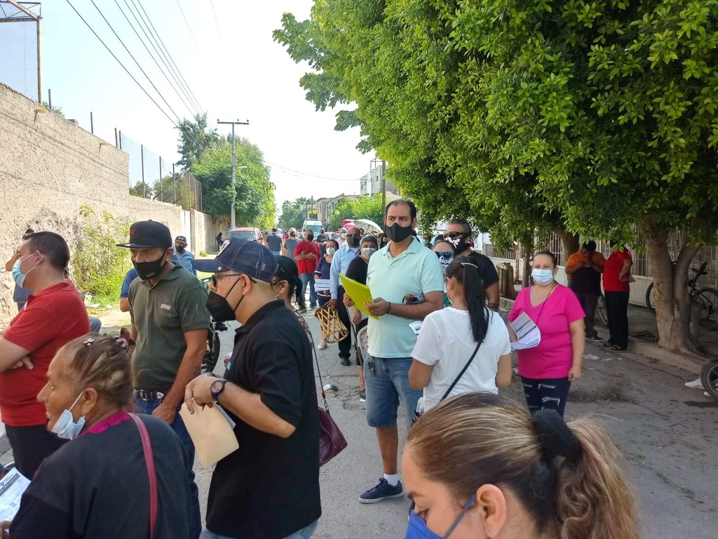 Desde las 5 de la mañana inició la fila en la Facultad de Ciencias de la Salud de la UJED. (PRIMITIVO GONZÁLEZ)