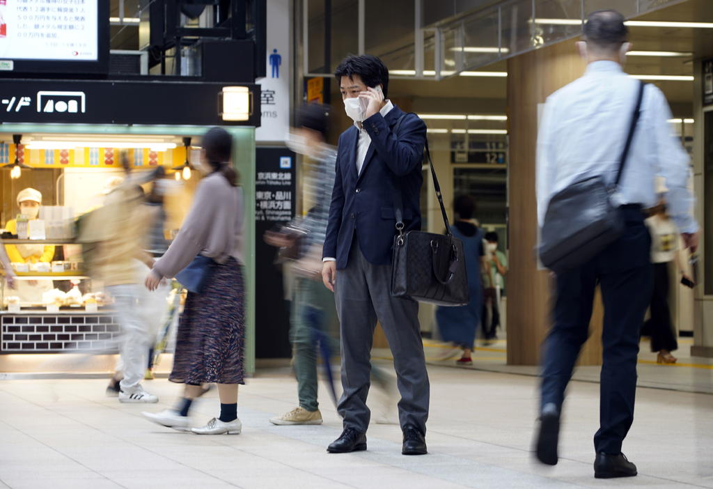 Los casos nuevos están alcanzando niveles récord en varias zonas, promediando unos 5,000 la mayoría de los días de la semana pasada en Tokio.
(EFE)