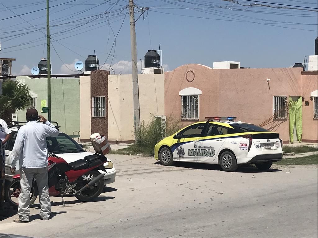 La pequeña fue golpeada por una motocicleta de la marca Italika, color rojo, que era tripulada por una persona del sexo masculino. (EL SIGLO DE TORREÓN)