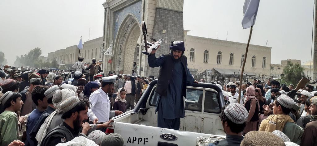 El ministro de Exteriores del Reino Unido, Dominic Raab, exigió este lunes a los talibanes que han tomado el control de Afganistán que cumplan sus 'compromisos' de no auspiciar el terrorismo y respeten los derechos humanos, y advirtió de que la comunidad internacional podría aplicarles sanciones. (ARCHIVO) 
