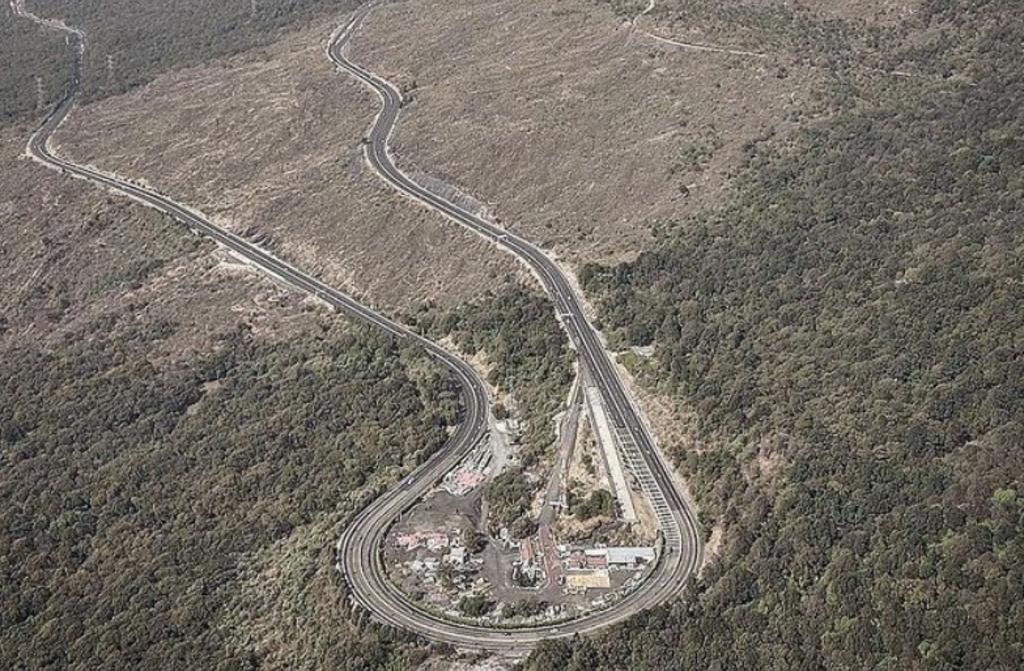 Luego del lamentable accidente que se registró este fin de semana en la carretera México-Cuernavaca en el que murieron tres motociclistas y tres acompañantes, en redes ha circulado la 'temible' curva conocida como 'La Pera'.  