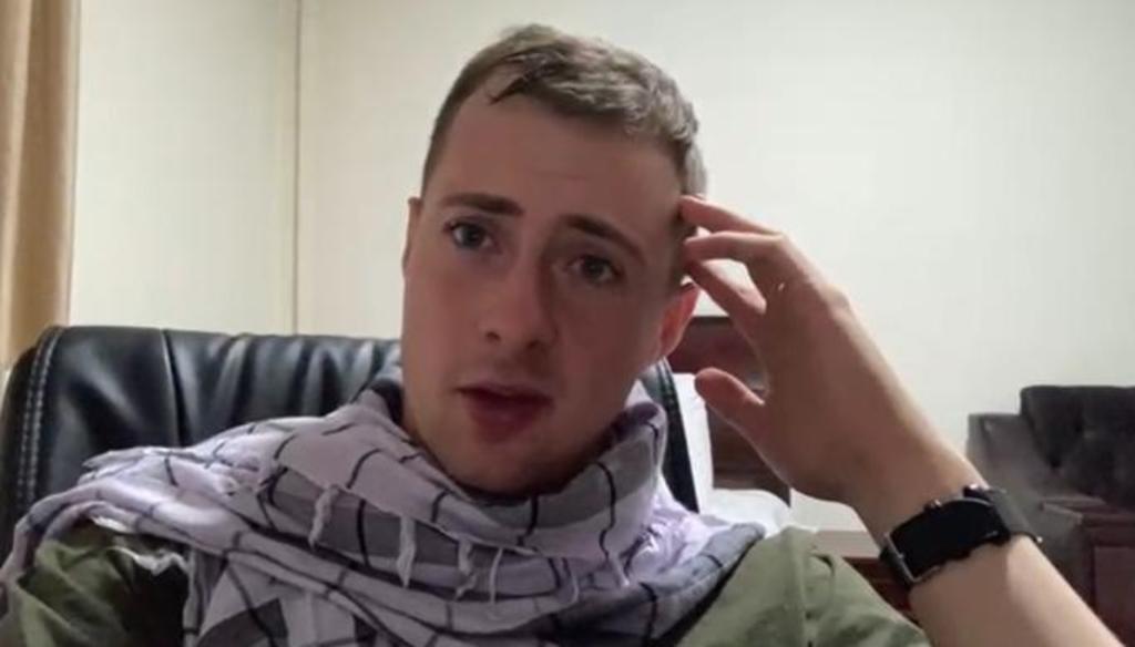 El joven británico que se encontraba 'de vacaciones' en Afganistán, comparte su situación tras el problema ocurrido en el país por la conquista de los talibanes a Kabul (CAPTURA) 