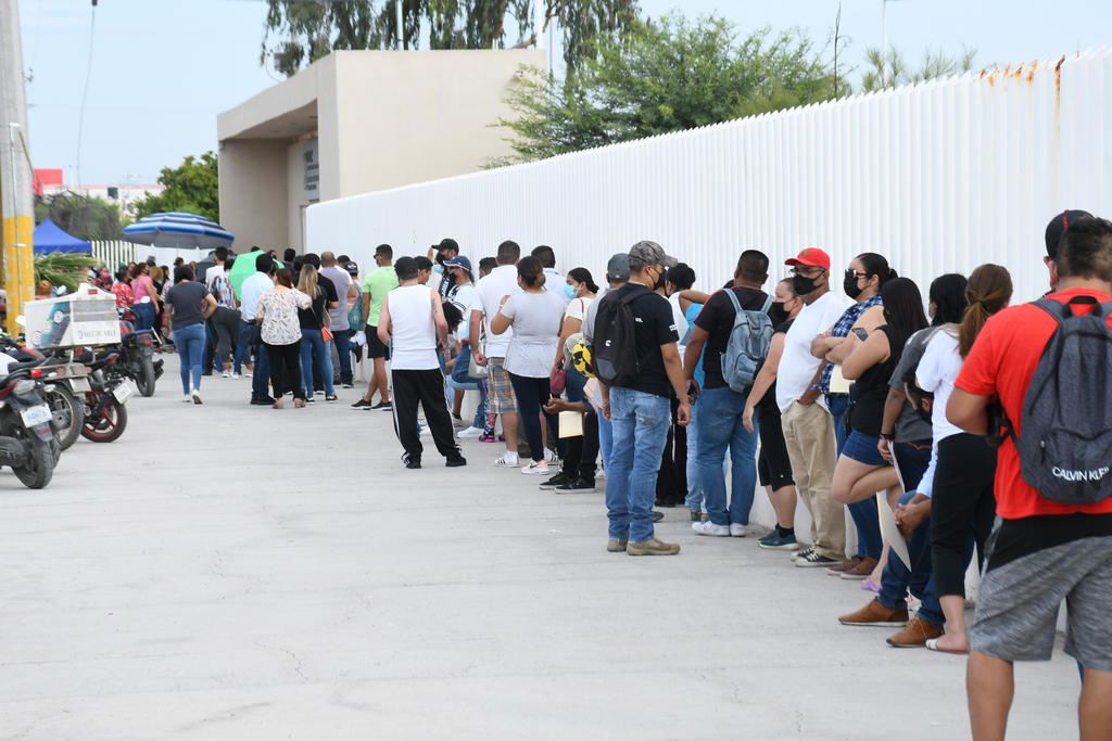 La jornada de vacunación antiCOVID para la población de 30 a 39 años del municipio de Torreón concluyó con 75 mil 709 dosis aplicadas en el periodo del 10 al 15 de agosto. (ARCHIVO)