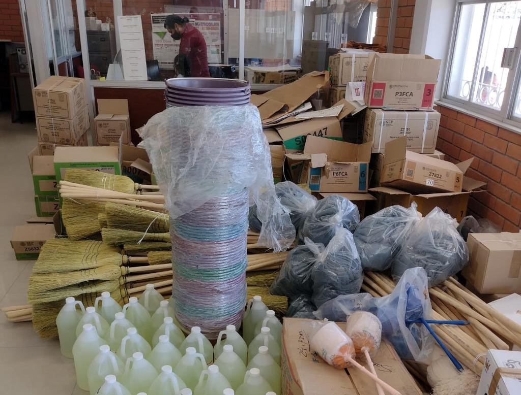 Como parte de los preparativos del regreso a clases, en el municipio de San Pedro se entregaron kits de limpieza a los directores de los 40 planteles educativos que hasta ahora están confirmados para reiniciar labores. (MARY VÁZQUEZ)