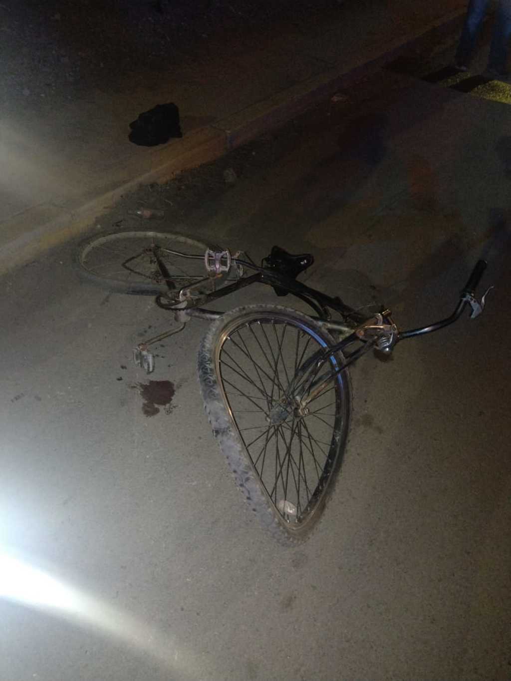 El ciclista fue impactado por un vehículo Toyota blanco. (EL SIGLO DE TORREÓN)