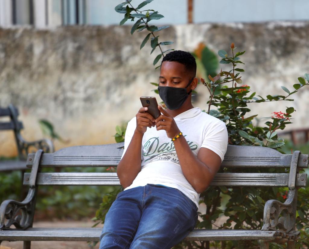 El Gobierno de Cuba anunció este martes una nueva normativa de ciberseguridad del país que contempla como incidente de alta peligrosidad publicar contenidos subversivos en la red, lo que ha generado críticas de internautas y organizaciones, que ya hablan de 'ley mordaza'. (ARCHIVO) 
